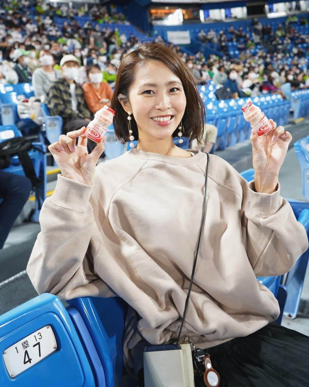 坂元美香さんのインスタグラム写真 - (坂元美香Instagram)「引き分けー！  ①ヤクルト買ってみた ②つば九郎とドアラの空中くるりんぱ ③パン食い競争。らしい。  塩見くん打ってくれなかったら ノーヒットノーランされてしまうところだった😅 負けなくてよかった。  ナイター観戦も寒さを感じる季節に なってしまいました。 トレーナー着ててもちょっと寒かった。 寒がりなので来月はもうダウン必要かもな…🤔  2021観戦 22戦目 #坂元野球観戦記録 観戦試合10勝9敗3分  #神宮球場 #ヤクルトスワローズ #ヤクルト戦  #中日戦 #中日ドラゴンズ #ドアラ #プロ野球 #野球の楽しみ方は人それぞれ #写真を撮る時だけマスク外してます」9月25日 21時37分 - mika_saka