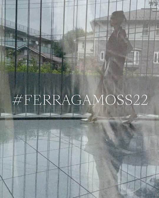 森星のインスタグラム：「#FERRAGAMOSS22 @ferragamo」