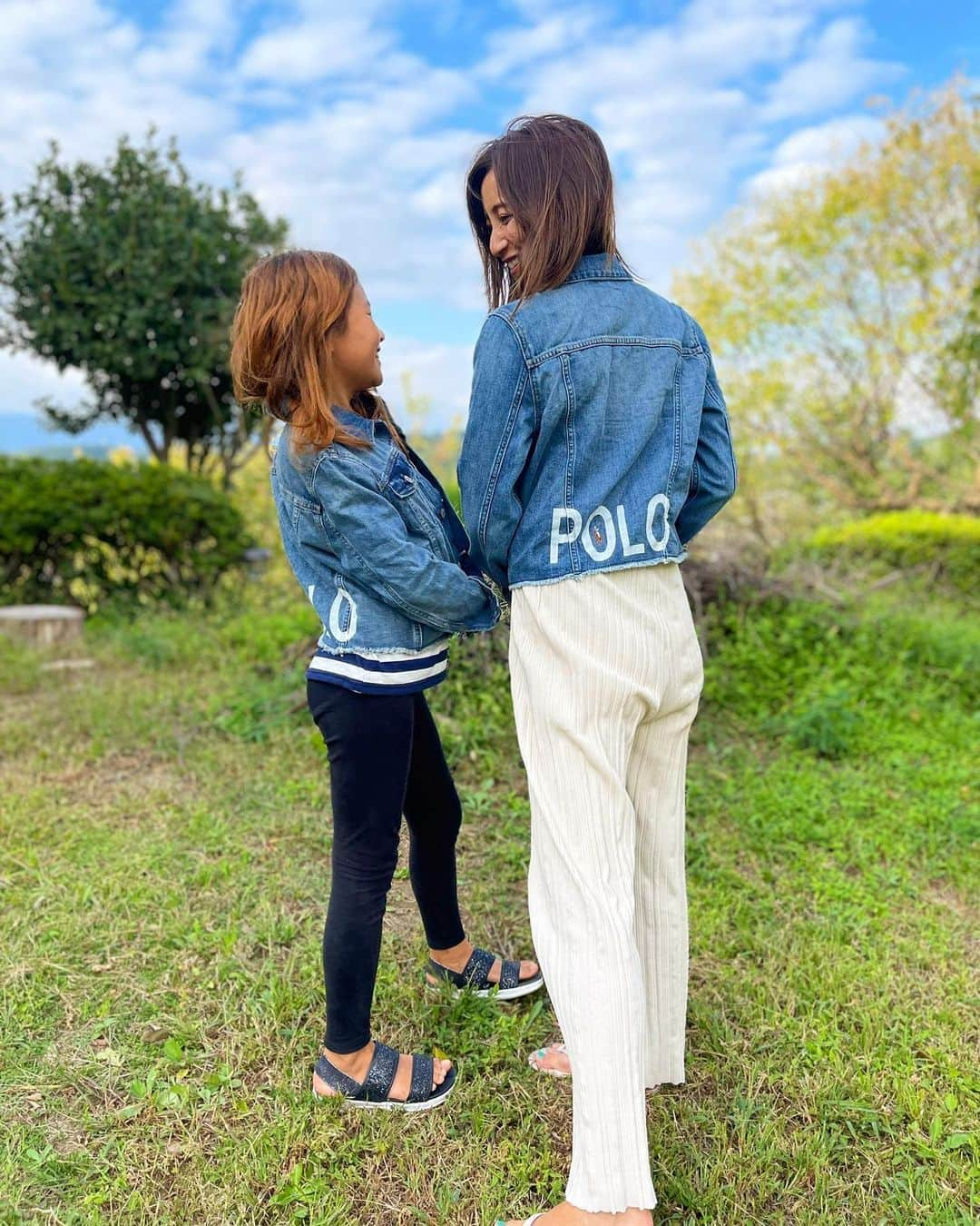 河中あいさんのインスタグラム写真 - (河中あいInstagram)「娘とペアルック♡ 私も子供サイズの160で☺️ #poloralphlauren#ペアルック #母娘コーデ#二宮町」9月25日 21時53分 - aikawanaka_