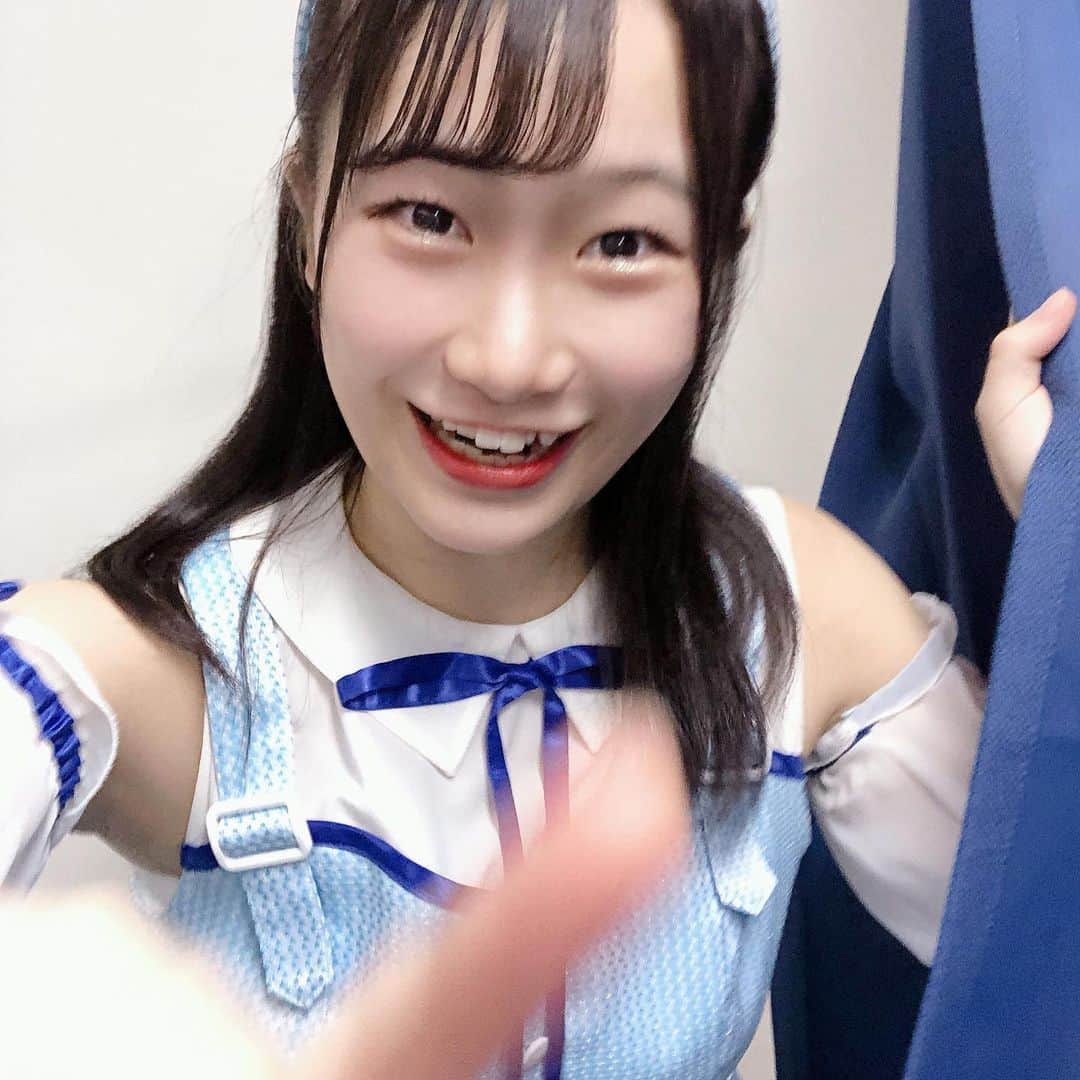 羽乃花音のインスタグラム：「※ おふざけ写真ですが文章超マジメ‼️  ＿＿＿＿＿＿＿＿＿＿＿＿＿＿＿＿＿＿＿＿＿＿＿＿＿＿  今日はライブ終わりにみいと“アイドル”についてお話してました。 私自身アイドルさんが好きだから、その方みたいになりたいな~その方のようなアイドルになりたいな~ってずっと思ってたの、 だけど 好きなアイドルさん と 自分のこうなりたいっていうアイドル像 って違うなって。 もちろん大好きだしめちゃくちゃ推してるしすごく色々参考にさせてもらってるけど、その人目標にしても結局はその人の真似になってしまう気がして…だけど突き抜けた個性もないし。 でも無理に探したり作るのもやっぱり違くて、、、それならもうこのままの私を出していこうかなって。  こんなことをなんやかんやお話してました(2時間ちかく😦) こうやって語れるライバルであり仲間ってとても大切だなと改めて思いました。  こんな長い文をインスタのコメント欄に載せるアイドルなんておかしいかもしれないけど、やっぱり私の思いとかありのままの気持ちを知って欲しいので。  誰かにとっての唯一無二な存在になれたらなぁとか思ったりしています。」