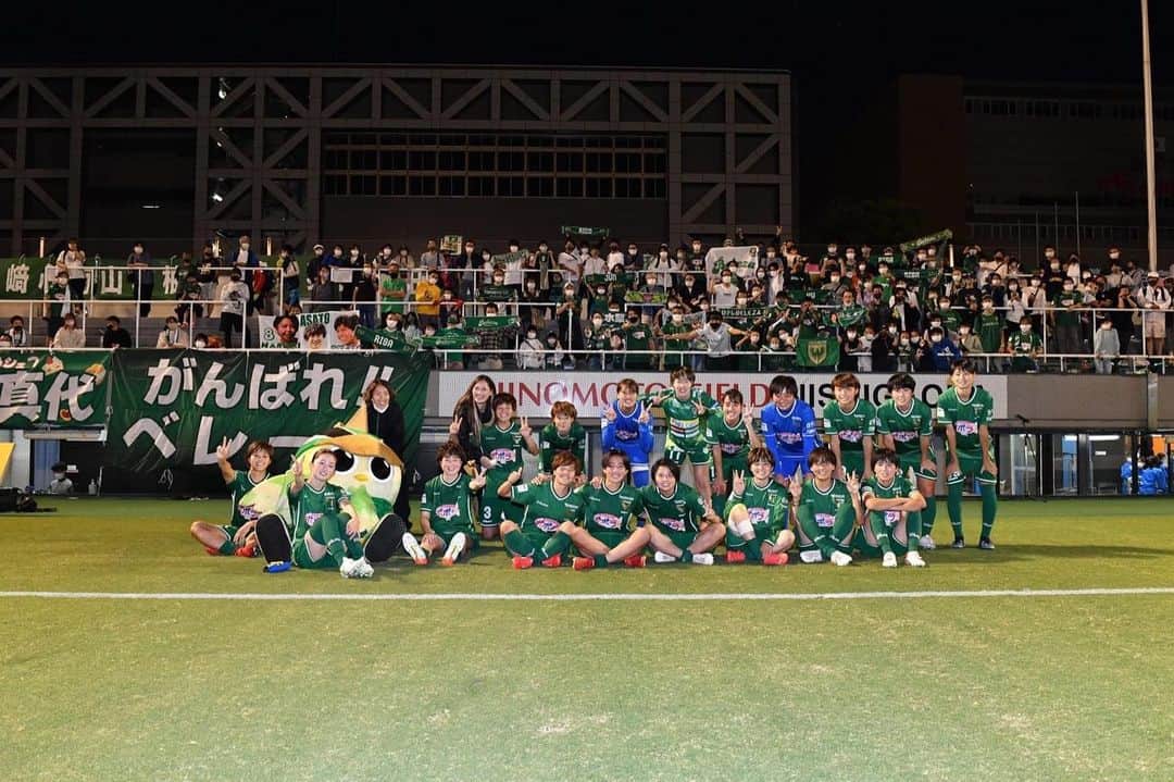 清水梨紗のインスタグラム：「. 応援ありがとうございました💚  今の状況の中で、 ファン、サポーターの方と交流が中々できないですが、 一緒に喜びを分かち合えるって いいですね☺️☺️ ちゃんとピッチから観客席見てます👀（2番、梨紗グッズ持ってる人は多めに。笑）  まだまだ試合は続くので応援よろしくお願いします🔥  #日テレ東京ヴェルディベレーザ  #weリーグ」