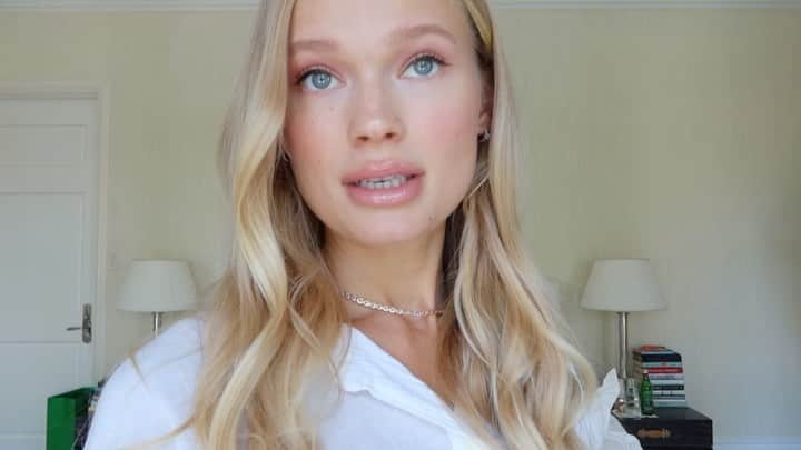 ヴィタ・シドルキナのインスタグラム：「New Vlog❤️ Recreating my “Instagram picture” look. +step by step hair &makeup   Link in bio ❤️👆🏻  #vitasidorkina #vitasidorkinastyle #youtubechannel」