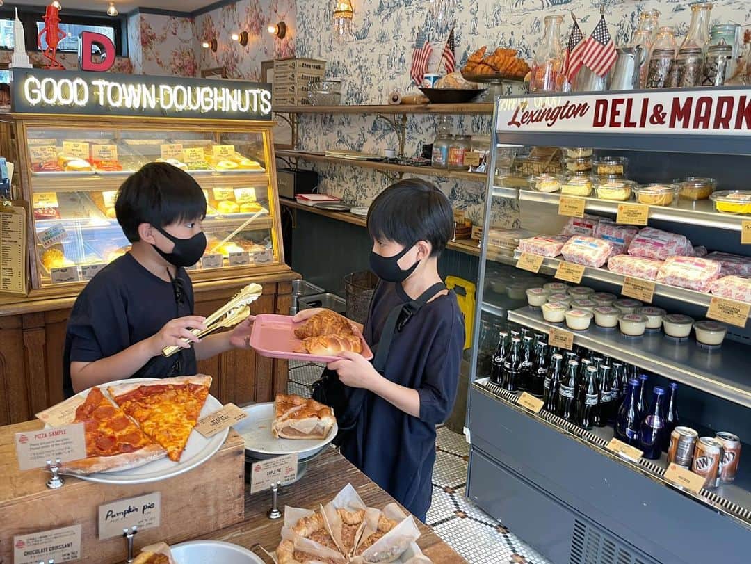 ᴋᴀɴᴀᴋöさんのインスタグラム写真 - (ᴋᴀɴᴀᴋöInstagram)「The Little Bakery Tokyo 🥐🍕🍩🇺🇸 かわいいお店🍦どれも 美味しかった〜😋💕 子供たちには、🍕が 1番人気でした❣️ * #thelittlebakerytokyo#bakery#bakerycafe#休日」9月25日 22時29分 - kanakokko_34_