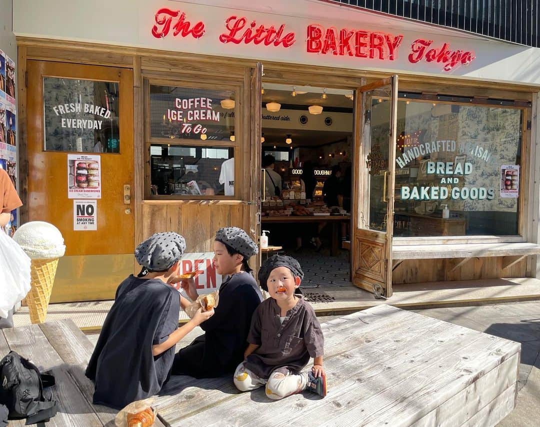 ᴋᴀɴᴀᴋöのインスタグラム：「The Little Bakery Tokyo 🥐🍕🍩🇺🇸 かわいいお店🍦どれも 美味しかった〜😋💕 子供たちには、🍕が 1番人気でした❣️ * #thelittlebakerytokyo#bakery#bakerycafe#休日」