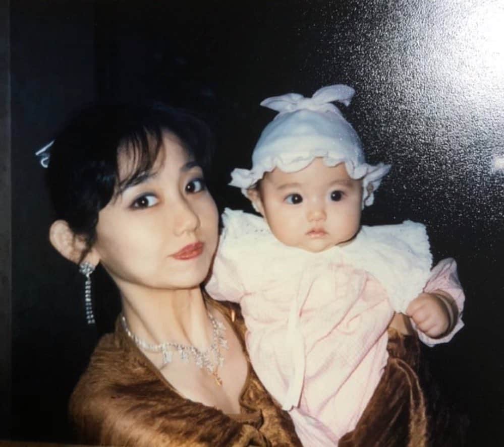 遠藤 玲奈 /endo renaのインスタグラム：「HappyBirthday.mam☻ 0925.  0才の時のママとの写真！ お誕生日おめでとう🧁 長生きしてくださいませ！！  #謎の帽子 #birthday  #2枚目は関係ないけど姪っ子さん👶🏻 👶🏻 #腕がちぎりパン」