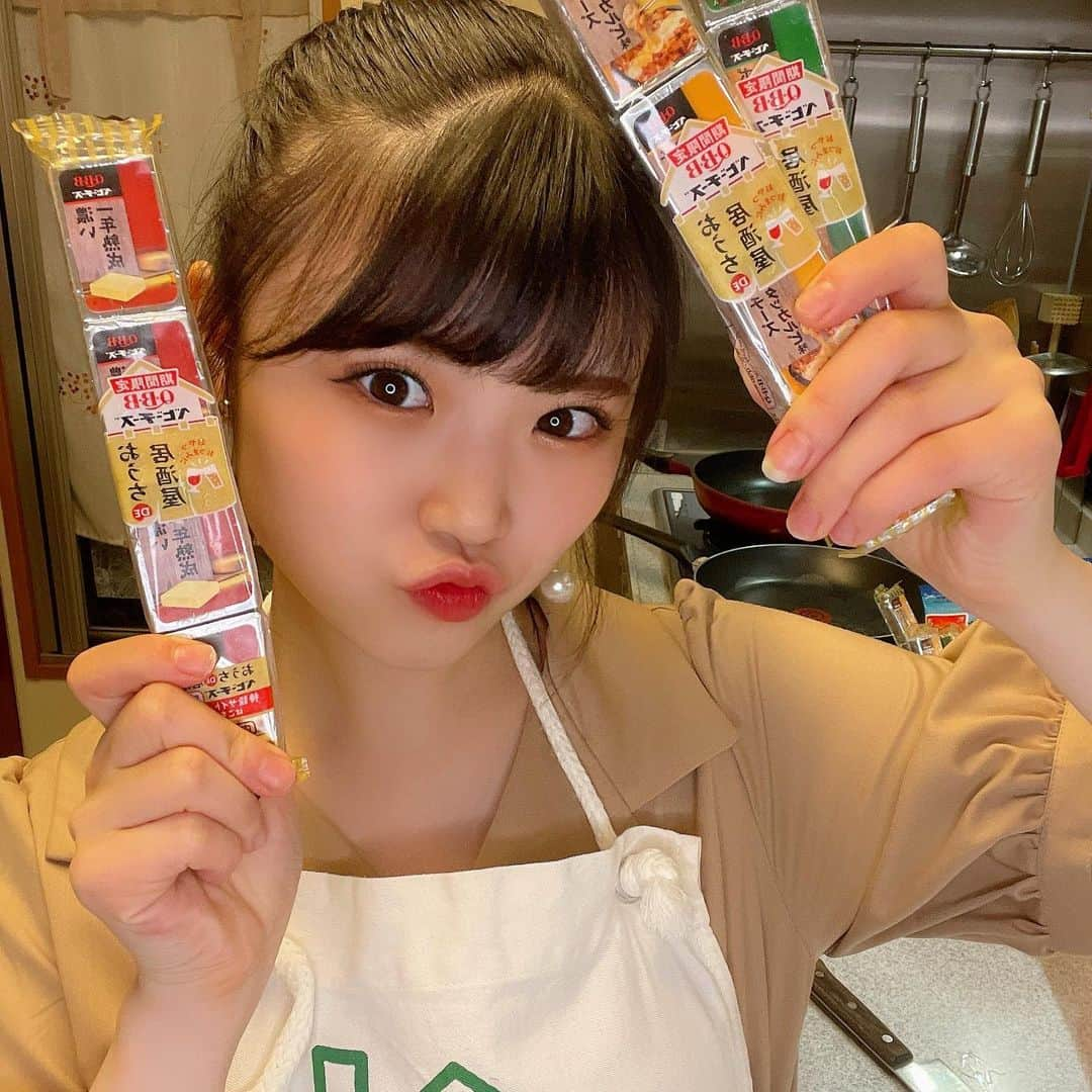 出口結菜さんのインスタグラム写真 - (出口結菜Instagram)「《🧀#六甲バター　#チーズレシピ》 ⁡ ⁡ #難波自宅警備隊にて、 『たけだバーベキューのお家でQBB！Supported by 六甲バター』 ⁡ なんと！六甲バターさんからQBBチーズを提供していただきましたっ！ ⁡ QBBチーズだけでも美味しいのに、 そこからまたアレンジしてチーズ料理を作りました😳✨ ⁡ 【メニュー】 🍝お手軽カルボナーラ 🥓大葉豚バラ巻き 🥞餃子の皮のミルフィーユ ⁡ ⁡ お料理手順はYouTubeにアップされているので 是非作ってくださると嬉しいです😆✨ ▶️https://www.youtube.com/watch?v=xPAaDR_2NH8 ⁡ ⁡ #qbb #qbbチーズ #新商品 #期間限定 #チーズ #チーズ料理 #料理 #お料理 #レシピ #料理写真  #パスタ #カルボナーラ #豚バラレシピ #豚肉レシピ #ミルフィーユ #餃子の皮 #餃子の皮アレンジ #お家ごはん #お家居酒屋 #夜ご飯 #夜ご飯レシピ #居酒屋飯 #居酒屋ごはん  #食べ物 #グルメ #ラビグルメ」9月25日 22時36分 - yui_laby0622