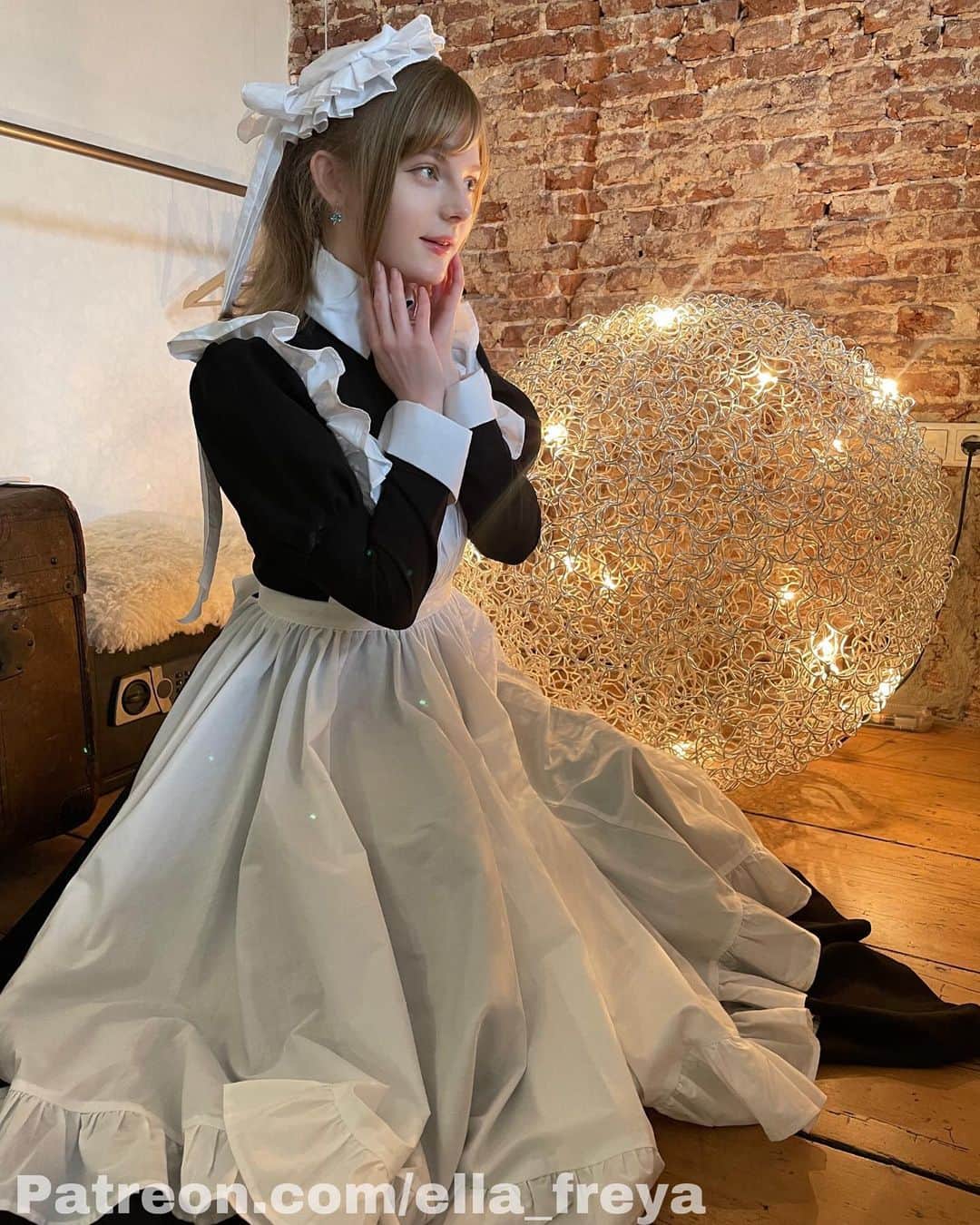 Ella Freyaのインスタグラム：「Taking maid pics again with @ninesolareast . We shot with film (the result will be posted very soon 😊) and unfortunately in our first attempt the film camera had a technical problem and the film turned out to be completely blank 😭 we redid the shoot, hopefully even better this time !   フィルムで撮影しました（結果はすぐに投稿されます😊）、残念ながら最初の試みでフィルムカメラに技術的な問題があって、フィルムは完全に空白であることが判明しました😭やり直しました、うまくいけば今回はさらに良くなります！」