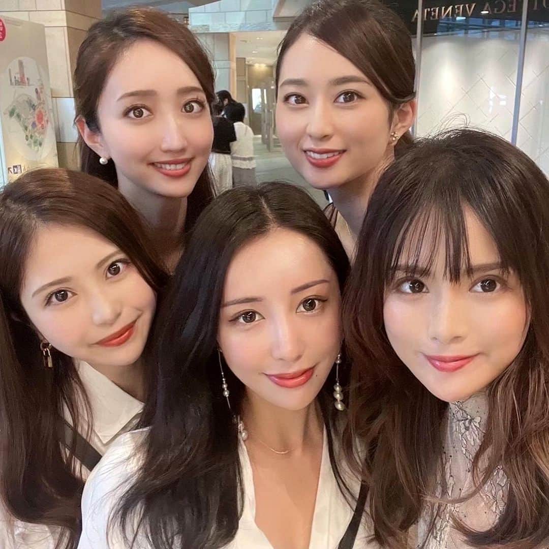 曲渕伊代のインスタグラム：「はーちゃんとさーたんの サプライズお誕生日会🎂💗💜 ２人をイメージして束ねてもらった花束 とっても喜んでもらえてよかった🥰💐」