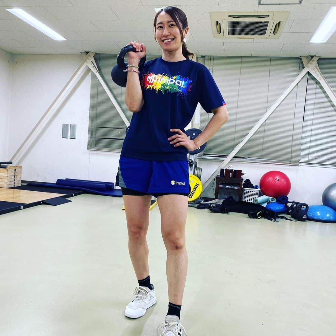 石立真悠子さんのインスタグラム写真 - (石立真悠子Instagram)「コーチになってもTシャツ短パン💙 この紺のTシャツ、胸にいろんな色入ってるから短パン何色でも合う😍 でも私は紺に青を合わせるのが好き💙 ほんでActivitalフットサポーターも😎 いつもは靴下も青で合わすけど💙  皆さんも好きな色の組み合わせあります？ テンション上がる服で練習いきたいよね😉  #mpimpal #IMPAL  #Activital  #activitalファミリー #トレーニングコーデ」9月26日 9時22分 - infinityone_by_mayuko_ishitate