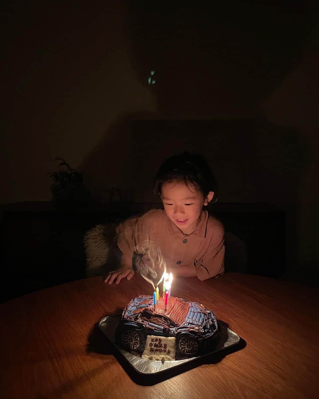 松本恵奈さんのインスタグラム写真 - (松本恵奈Instagram)「HAPPY BIRTHDAY🎂とおきも5歳になりました👦🏻 今年は家族でご飯を食べに行った後、たかしが一足先に帰って、私達が家の灯りを付けるとケーキとプレゼントが出てくるっていうサプライズ大作戦をやりました✌🏻🥳 もぅビックリしすぎなとおきの姿が可愛くて、可愛くて、、、♡  この幸せそうな笑顔を見れただけでパパもママも大満足だぁ☺️ 本当に大成功のサプライズになりました🎁 とおき、おめでとう♡ Love…♡ #happybirthday #tohki #5歳#enahhouse #family」9月26日 0時47分 - ena1123
