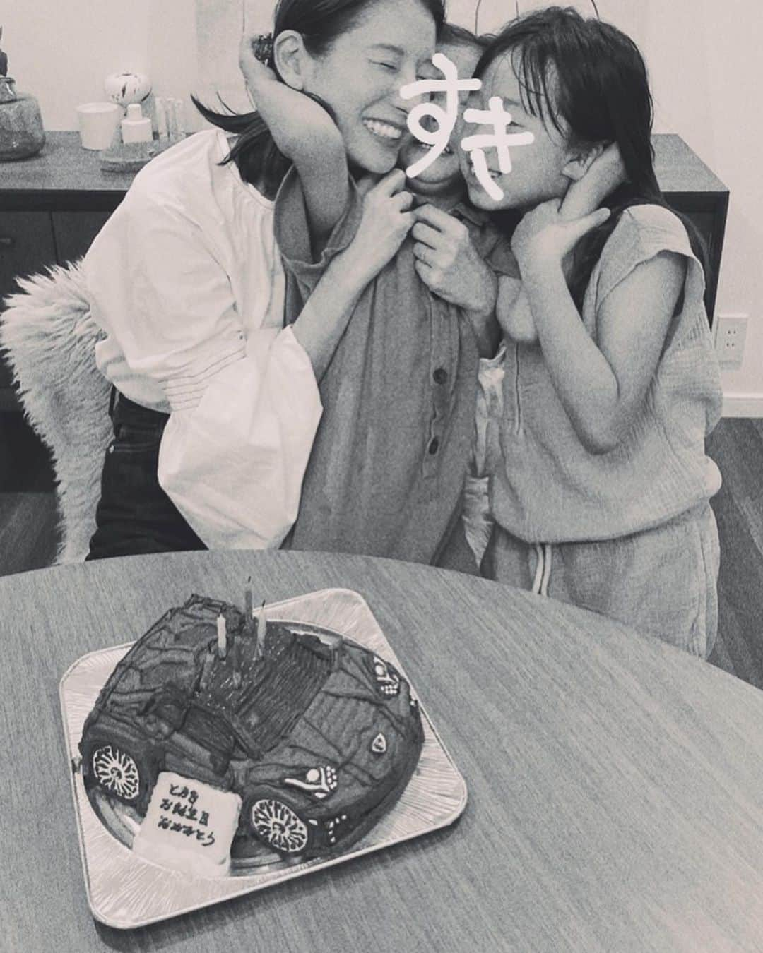 松本恵奈さんのインスタグラム写真 - (松本恵奈Instagram)「お誕生日の一コマ♡ みんないい笑顔◎  #family #happybirthday #tohki #5歳 #enahhouse」9月26日 0時54分 - ena1123