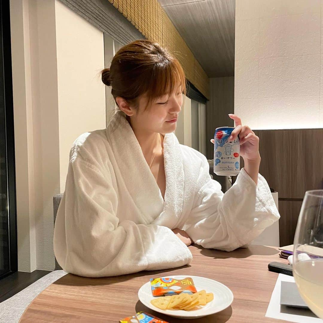 藤村椿のインスタグラム：「. . . ほろよいでへべれけ🥴🥴🥴  #風呂上がりの一杯  #岩盤浴 → #風呂 → #だらだら部屋飲み #ほろ酔い #2枚め真顔 #乾杯 #缶チューハイ  #バスローブ #お酒 #セレブ気取り女子会」