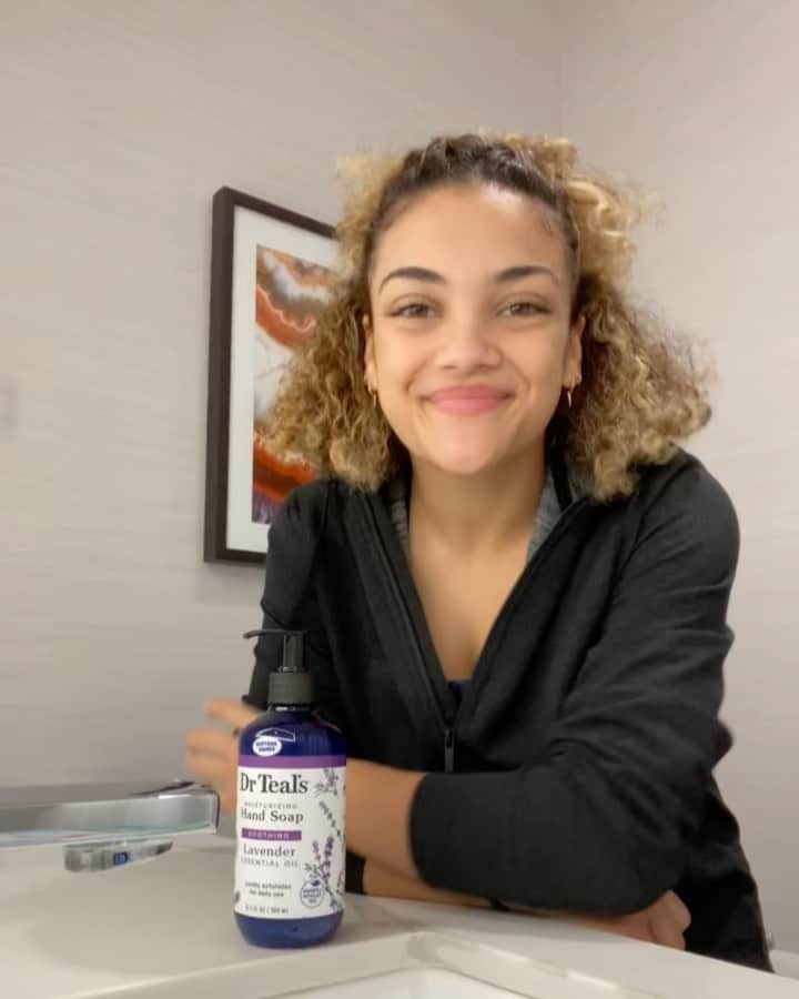 のインスタグラム：「#ad been taking extra care of my hands between tour stops with @drteals Moisturizing Hand Soap! find it @walmart #DrTeals」