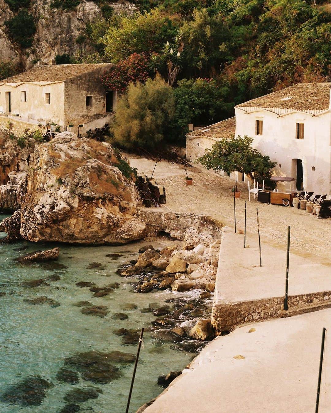 ケルシー・ロビンソンのインスタグラム：「Film from the most beautiful place on earth @tonnaradiscopello」