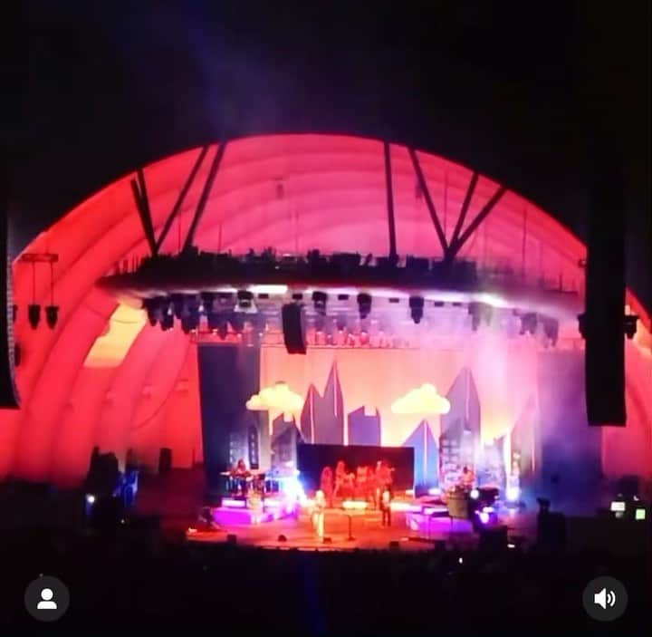 セイント・ヴィンセントのインスタグラム：「EPIC NIGHT LAST NIGHT AT THE HOLLYWOOD BOWL. video by @jonathanpalmer66」