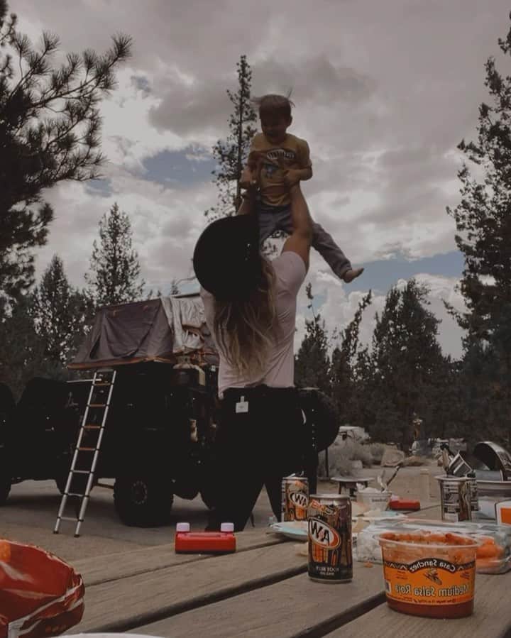 モデル、ブロック・オハーンのインスタグラム：「Camping with the boys… brb」