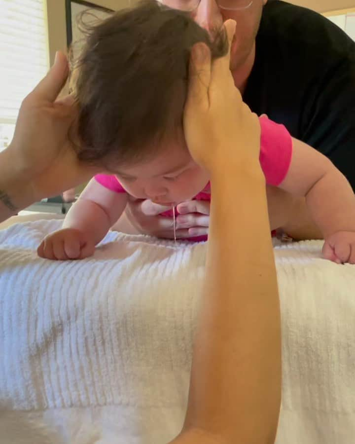 ジェーン・パークのインスタグラム：「Today is national daughter day. Instead of me gifting her with something, Grace gifted us with a few seconds of head lifting. She was 20 days old on her first national daughter day a year ago, and she has been through so much since then. She fought through the last 3 months without knowing why she was waking up and everything was different. Yet she held on for us, and I continue to endure for her sake no matter how much I want to surrender.   After witnessing this gift, I quietly took myself upstairs and wept. Not knowing if it was elation or sadness I was feeling. I hope one day the only tears I cry are solely from joy. #specialneeds #nationaldaughtersday」