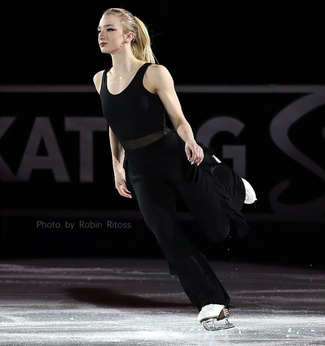 アンバー・グレンのインスタグラム：「Swipe to see the ponytail Mohawk in action 🤪🤘」