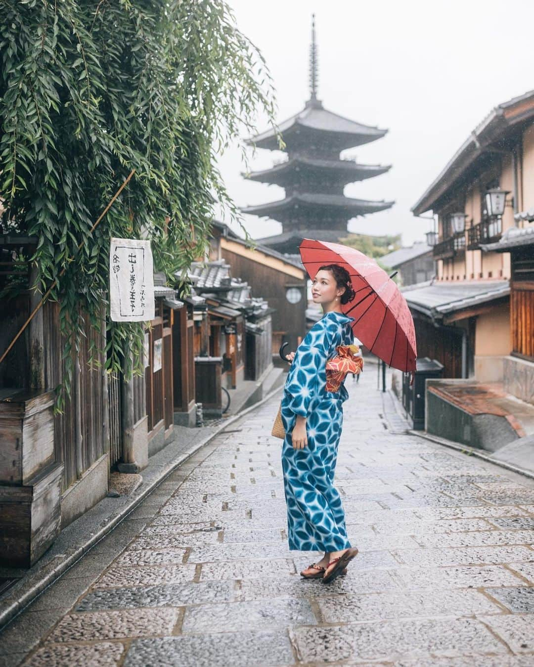 ののさんのインスタグラム写真 - (ののInstagram)「. 今日は曇りか雨かなあ☔️  Photographer. @tn_square 梅雨撮影 #一眼レフ#梅雨#浴衣#和服#京都#京都観光#祇園#ポートレート#関西モデル#フリーランスモデル#撮影依頼募集中#ヘアアレンジ#ヘアスタイル#浴衣ヘアアレンジ#浴衣女子#サロンモデル#サロモ#関西サロモ#東京カメラ部#ファインダー越しの私の世界#何気ない瞬間を残したい#誰かの記憶に残る写真#キリトリセカイ#スクリーンに恋して#八坂#八坂の塔 #京都観光#京都観光スポット #kyoto#portrait#kimono」9月26日 7時33分 - nonoko0309