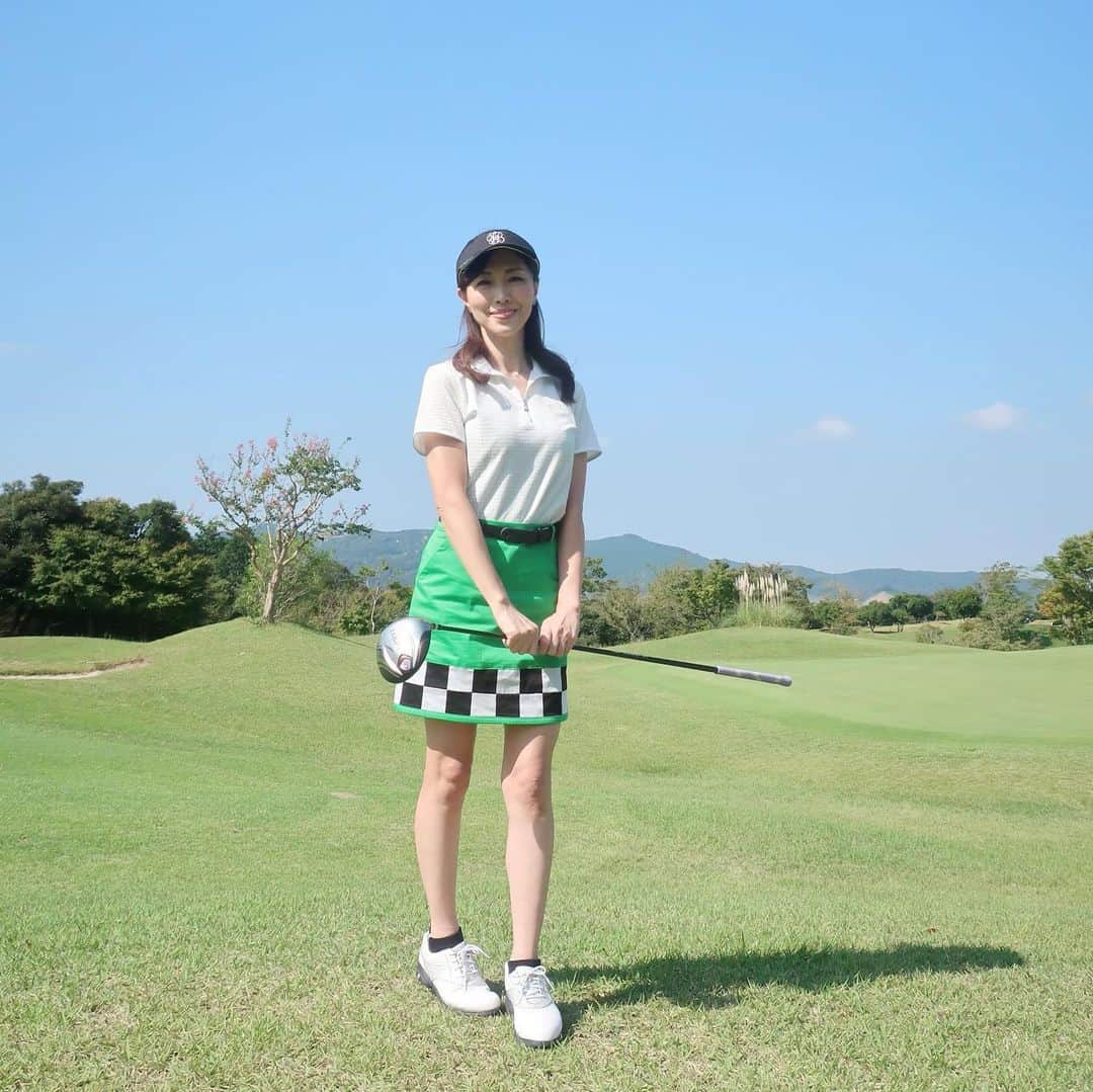 ImotoEtsuyo さんのインスタグラム写真 - (ImotoEtsuyo Instagram)「#一昨日 の　#女子ゴルフ は #ゴールド木更津カントリークラブ へ。 ・  #秋 #ゴルフシーズン ですが この日は真夏の暑さでした。 ・ 目の前の池に吸い込まれた ボロボロショットは 最後の動画をご覧下さい⛳️ ・ ・ どうして練習通りに出来ないのか…って ゴルフはそんなものですよね。 頑張ります♡ ・  ・ 帰りは　#アクアライン の事故渋滞で 3時間もかかってしまいました。 ・ ・ ゴルフウェアは夏物に戻りました。 #ゴルフファッション  ・ ・ #tops #スカート @lanvin_sport_official  #ランバンスポール  #lanvinsport ・  ・ #shoes → @footjoy.japan #footjoy  ・ #ゴルフ女子  #golf  #golfwear  #golfswing  #golffashion  #golfstagram  #golflife  #golfday  #golftime  #ゴルフコーデ  #ゴルフウェア  #ゴルフ女子コーデ  #ゴルフバッグ  #ゴルフ好き  #エンジョイゴルフ  #ゴルフ好きな人と繋がりたい  #スイング動画」9月26日 8時14分 - bisuhada