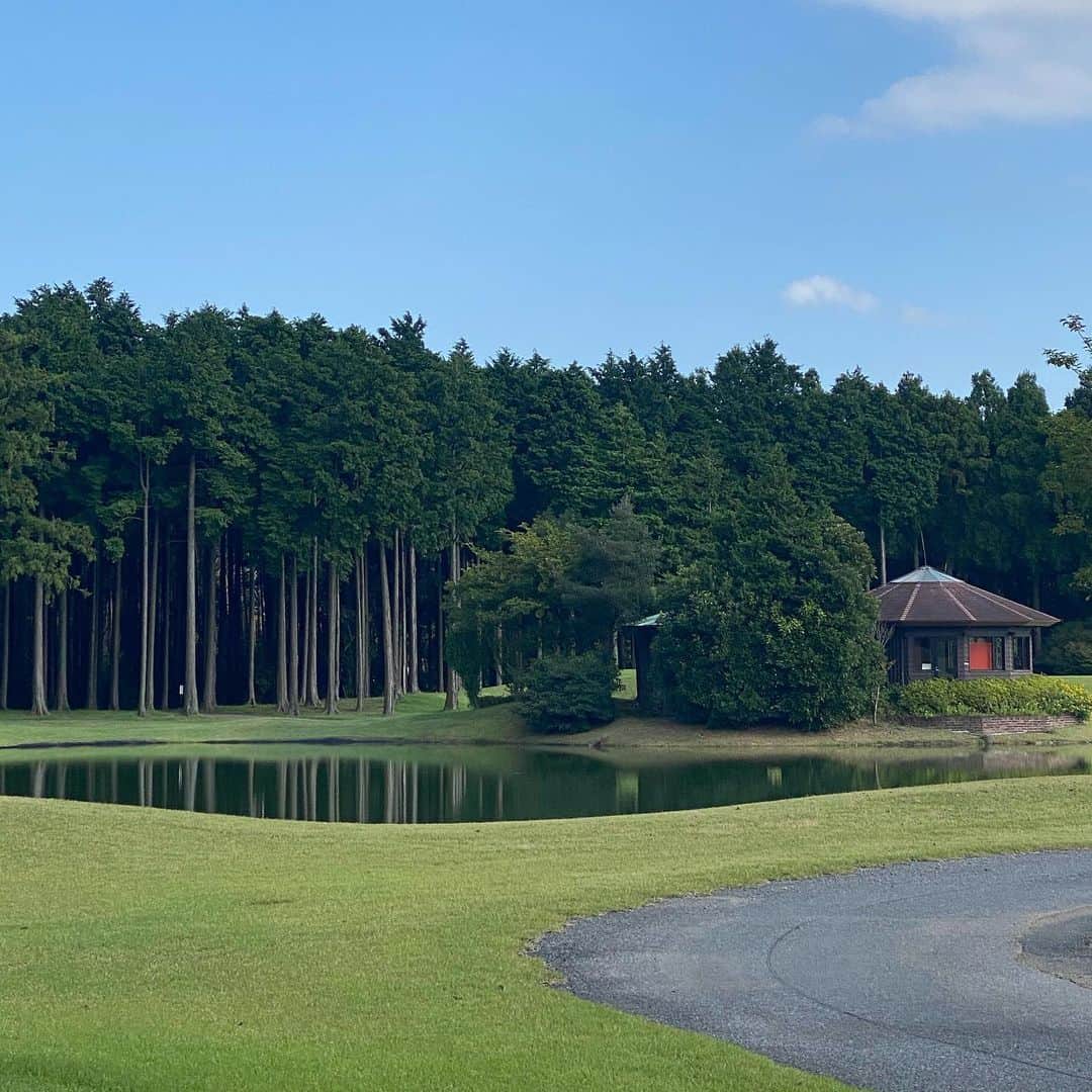 ImotoEtsuyo さんのインスタグラム写真 - (ImotoEtsuyo Instagram)「#一昨日 の　#女子ゴルフ は #ゴールド木更津カントリークラブ へ。 ・  #秋 #ゴルフシーズン ですが この日は真夏の暑さでした。 ・ 目の前の池に吸い込まれた ボロボロショットは 最後の動画をご覧下さい⛳️ ・ ・ どうして練習通りに出来ないのか…って ゴルフはそんなものですよね。 頑張ります♡ ・  ・ 帰りは　#アクアライン の事故渋滞で 3時間もかかってしまいました。 ・ ・ ゴルフウェアは夏物に戻りました。 #ゴルフファッション  ・ ・ #tops #スカート @lanvin_sport_official  #ランバンスポール  #lanvinsport ・  ・ #shoes → @footjoy.japan #footjoy  ・ #ゴルフ女子  #golf  #golfwear  #golfswing  #golffashion  #golfstagram  #golflife  #golfday  #golftime  #ゴルフコーデ  #ゴルフウェア  #ゴルフ女子コーデ  #ゴルフバッグ  #ゴルフ好き  #エンジョイゴルフ  #ゴルフ好きな人と繋がりたい  #スイング動画」9月26日 8時14分 - bisuhada