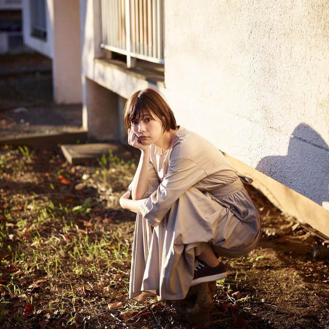 石川瑠利子のインスタグラム：「. . shooting day📷💕 すぐにいい感じの光が入るところを見つけて撮れてしまうことに尊敬🙏🏻✨ . . photo @tanig_ph  . #shooting #photo #fashion #instapic #marchalterre」