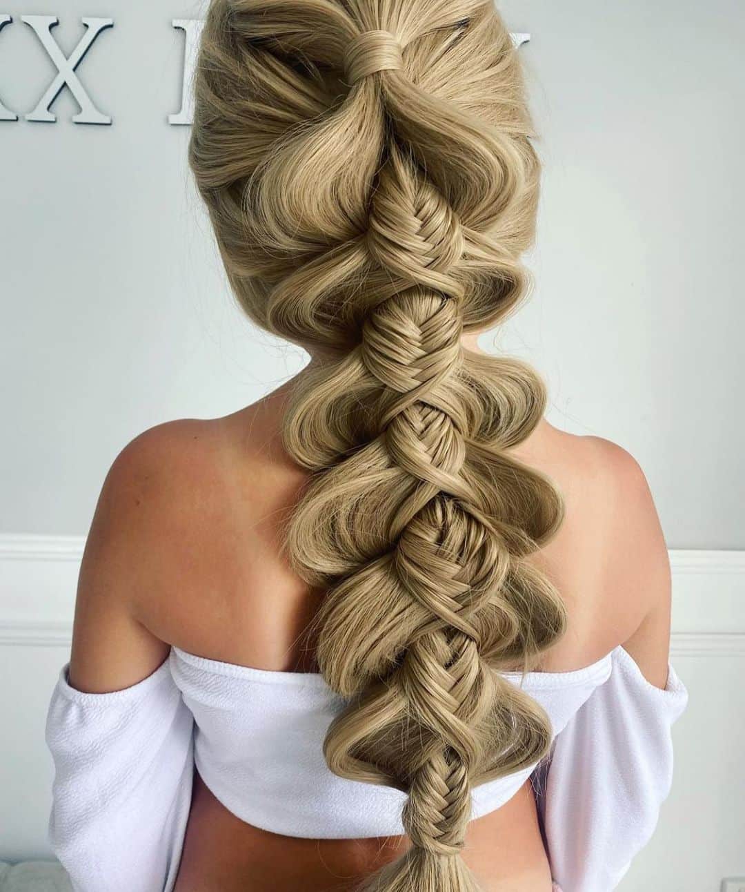 I N S T A B R A I Dのインスタグラム：「Haven’t been on here in foreverrrrr!! It’s been a crazy few months- Missed you guys 💕🥺 how stunning is this braid?!」