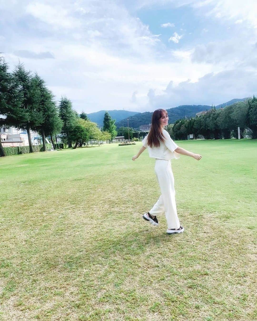リロイここのインスタグラム：「. . 素敵な公園見つけました♡♡ 天気が良くて心地よかったです . . #公園フォト #公園コーデ #grl購入品 #grlコーデ #grl #お散歩 #お散歩コーデ #お散歩日和」