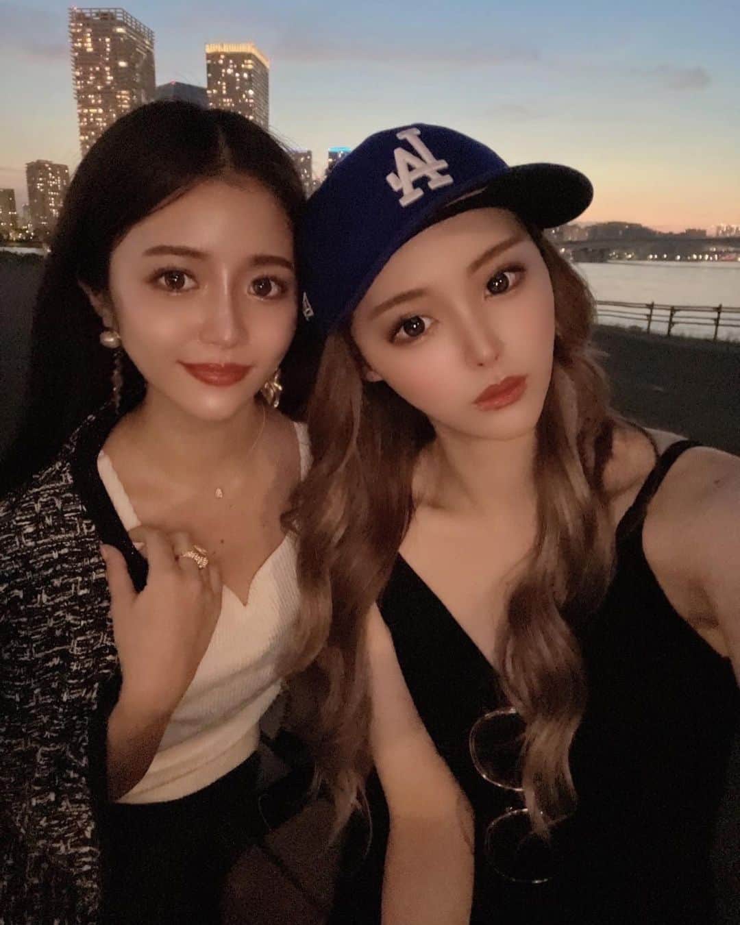 AYAKAのインスタグラム：「この日の気温めっちゃ気持ちよくて海の近くお散歩したり黄昏たりして最高すぎた🏙  #フレンドフォト#休日#海辺#夜景#お散歩#friendphoto#love」