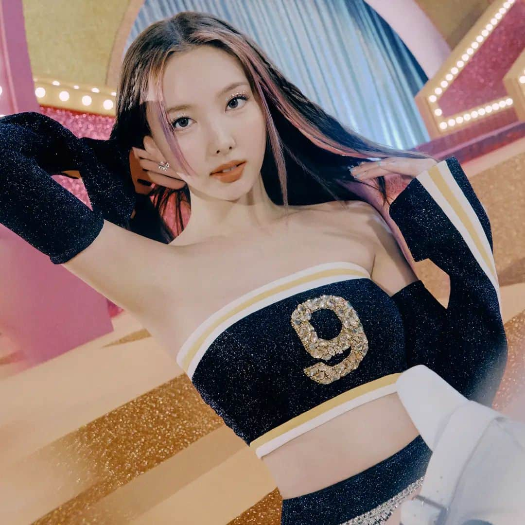 ナヨンさんのインスタグラム写真 - (ナヨンInstagram)「TWICE 1ST Full English Single "The Feels"  Concept Photo 4 NAYEON  Release on 10.01_FRI , 0AM (EST) 1PM (KST)  #TWICE #트와이스 #TheFeels #GetTheFeelsWithTWICE」9月26日 17時57分 - twnayeon