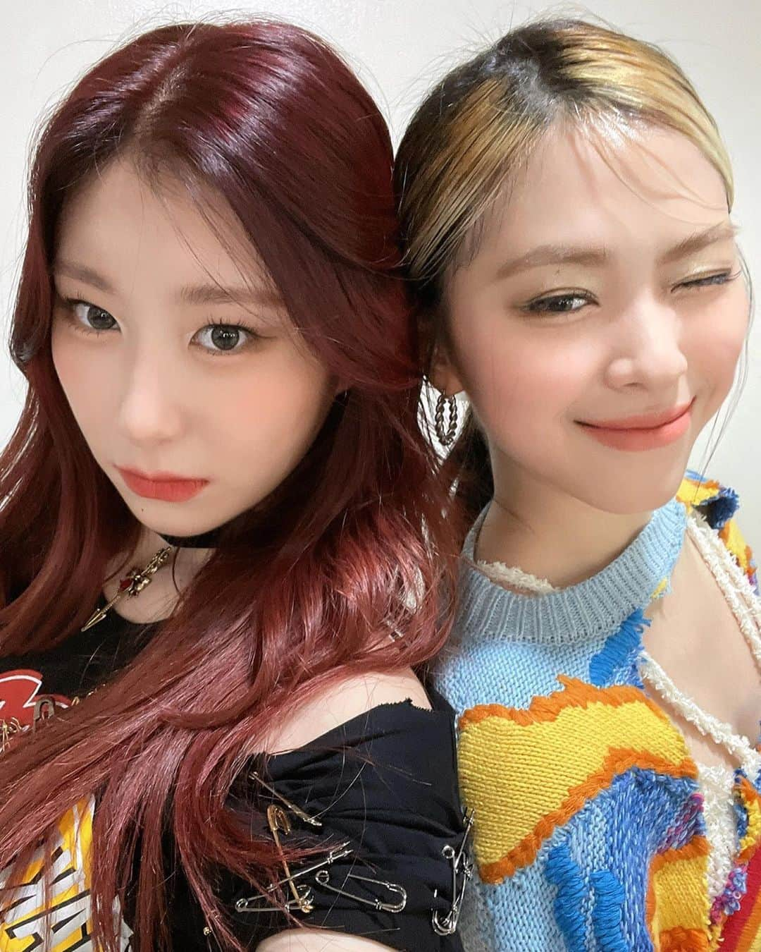 ITZYさんのインスタグラム写真 - (ITZYInstagram)「ITZY와 MIDZY는 언제나 cra-cra-crazy in love❤  ITZY & MIDZY is always cra-cra-crazy in love❤  💟 M/V https://youtu.be/MjCZfZfucEc 💟 ALBUM https://orcd.co/crazyinlove  #ITZY #있지 @itzy.all.in.us  #MIDZY #믿지 #CRAZYINLOVE #LOCO #ITZY_LOCO」9月26日 18時44分 - itzy.all.in.us