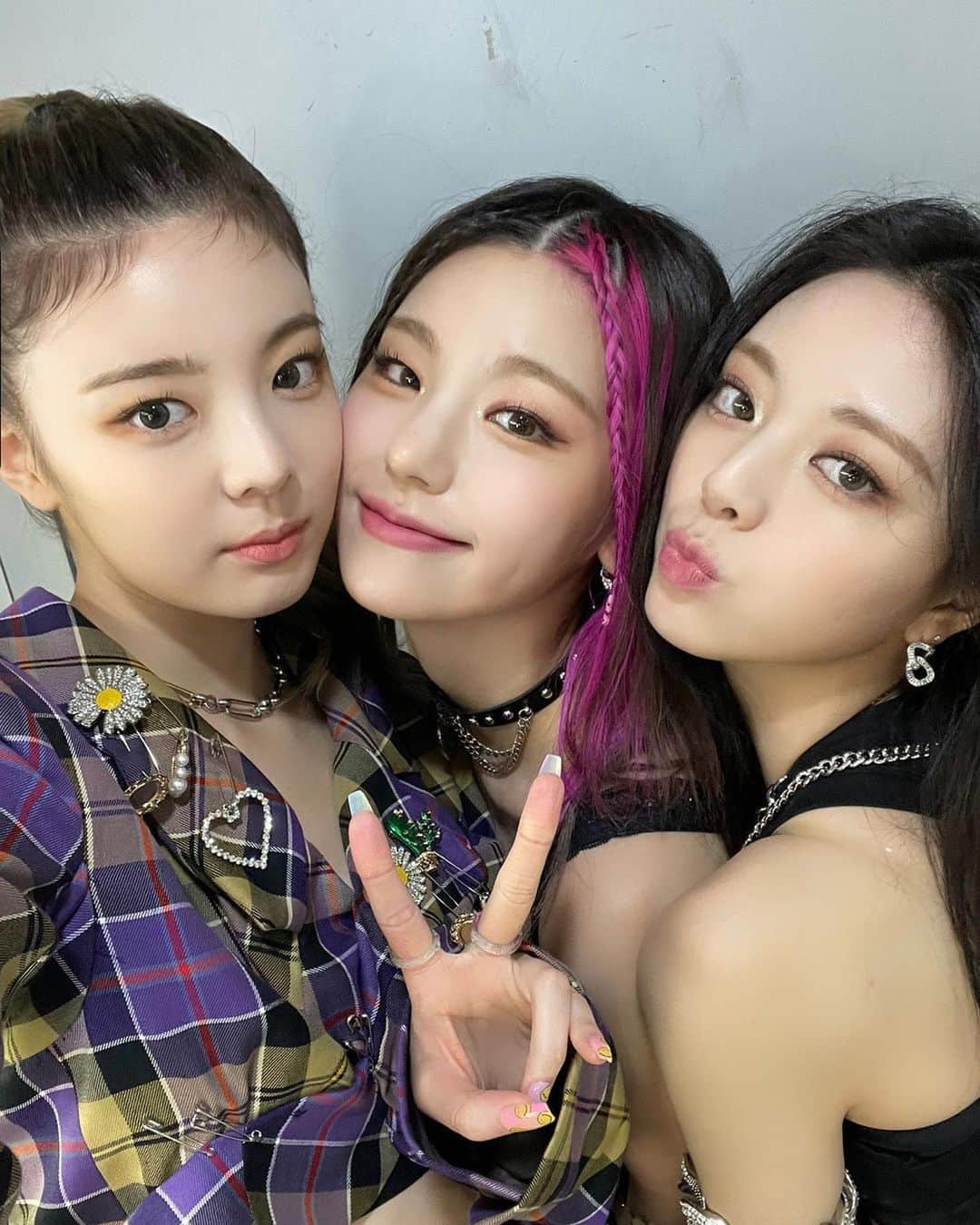 ITZYさんのインスタグラム写真 - (ITZYInstagram)「ITZY와 MIDZY는 언제나 cra-cra-crazy in love❤  ITZY & MIDZY is always cra-cra-crazy in love❤  💟 M/V https://youtu.be/MjCZfZfucEc 💟 ALBUM https://orcd.co/crazyinlove  #ITZY #있지 @itzy.all.in.us  #MIDZY #믿지 #CRAZYINLOVE #LOCO #ITZY_LOCO」9月26日 18時44分 - itzy.all.in.us