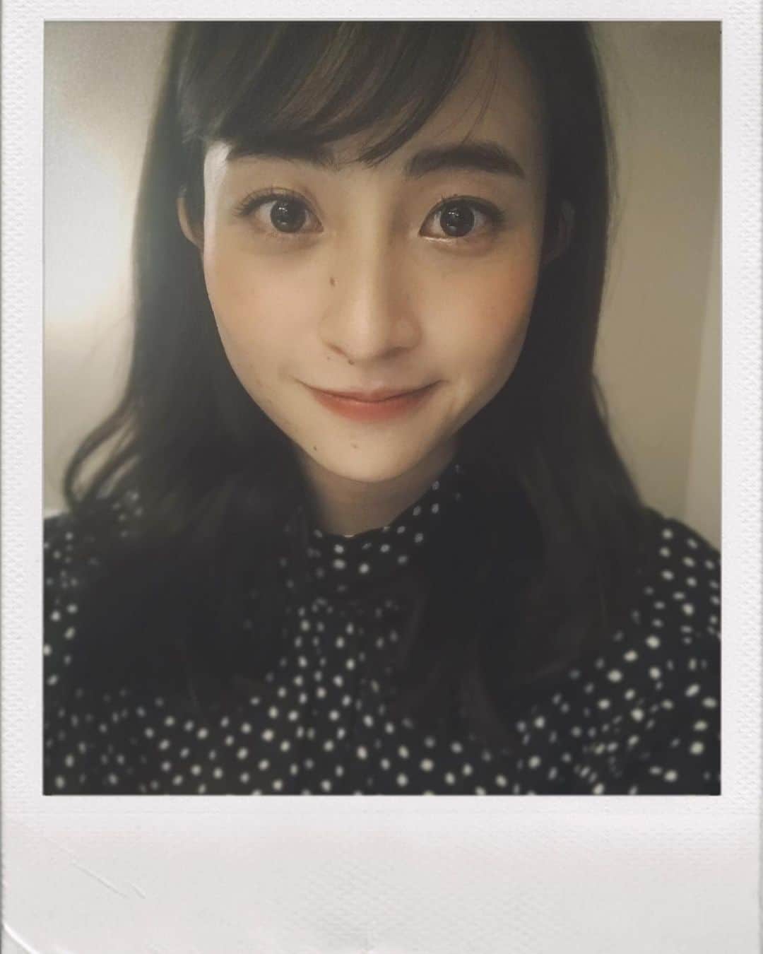 日比麻音子のインスタグラム：「髪を切ろうと思い立ち。 でも、なんとなく名残惜しくて、 自撮りしてしまった夜のこと。  アプリ使用🌝アプリありがとう🌝 ぎこちないスマイル🌝  10月を迎える準備も、 着々と進んでいます🏃‍♀️  それまで全速力で、いやさ、その先も全力疾走で！  #ハマってる言葉 #いやさ #出会いと別れの季節 #🍁」