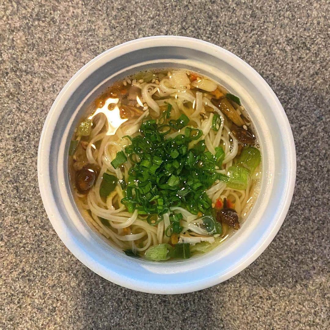 後藤正文のインスタグラム：「偽釜飯  丼で作るタイプのお湯かけ即席饂飩を飯釜で作っただけ。釜飯ではない。  #趣味の釜飯 #kamacco #釜飯じゃない #131」