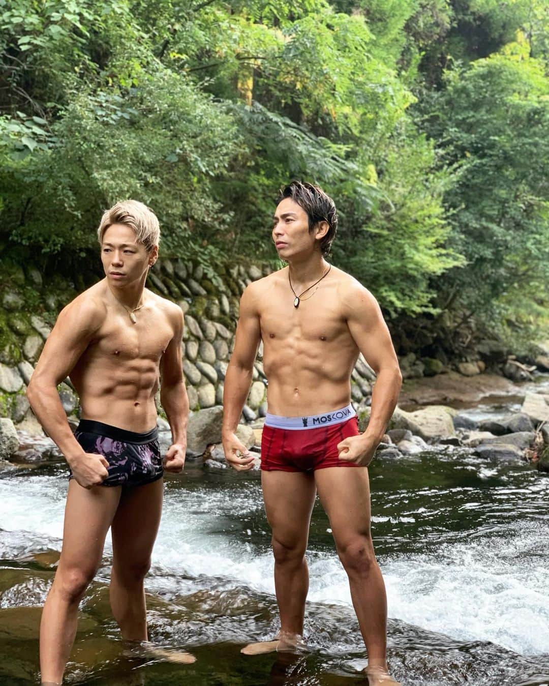 武尊さんのインスタグラム写真 - (武尊Instagram)「トレーニングの後は川でアイシング🌊 カッコ付けてるけど水冷た過ぎて震えてる。」9月26日 18時51分 - k1takeru