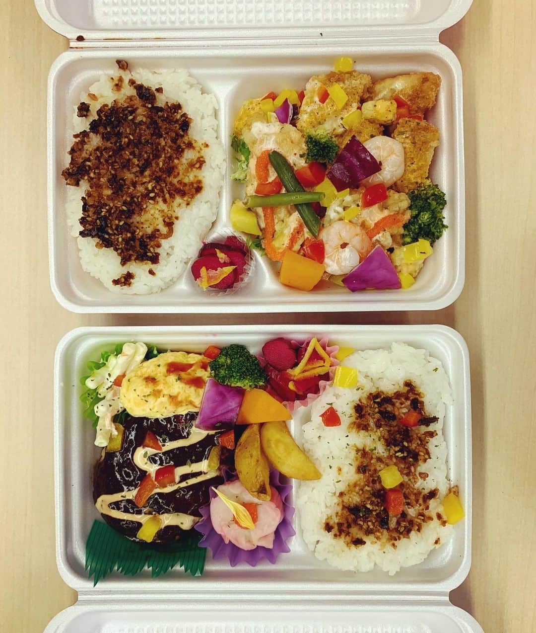 最愛のインスタグラム：「今日の夜ご飯は… デミグラスハンバーグ弁当✨  & 海老とアボガドのDELI弁当🦐  フタをあけたらカラフルでかわいくて、 幸せな気分に、、、😌❤️  #tbs #最愛ドラマ #さいあい #10月15日 #dinner🍷 #パプリカが踊ってます」