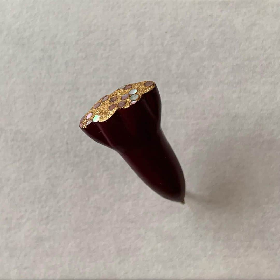 ほしおさなえさんのインスタグラム写真 - (ほしおさなえInstagram)「幻草類特装版のピンブローチ６種類。山岸紗綾さんによる漆工芸品です。アンジェ東京店（丸の内KITTE）にて今日まで！山岸さんのほかの作品、ほしおの活版カードなどもあります。」9月26日 10時04分 - hoshiosanae