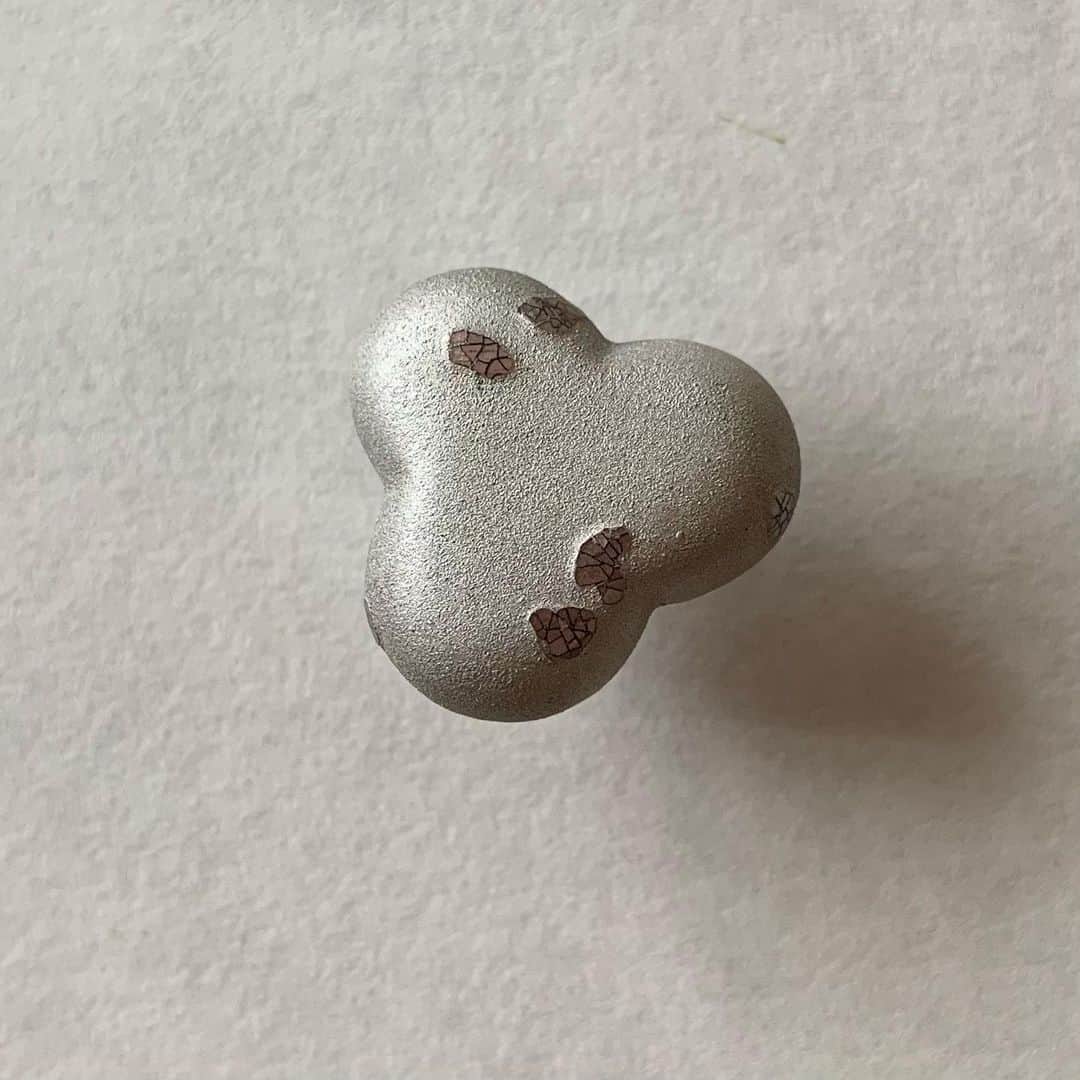 ほしおさなえさんのインスタグラム写真 - (ほしおさなえInstagram)「幻草類特装版のピンブローチ６種類。山岸紗綾さんによる漆工芸品です。アンジェ東京店（丸の内KITTE）にて今日まで！山岸さんのほかの作品、ほしおの活版カードなどもあります。」9月26日 10時04分 - hoshiosanae
