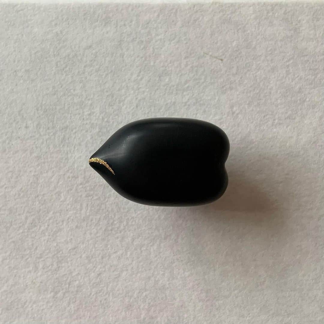 ほしおさなえさんのインスタグラム写真 - (ほしおさなえInstagram)「幻草類特装版のピンブローチ６種類。山岸紗綾さんによる漆工芸品です。アンジェ東京店（丸の内KITTE）にて今日まで！山岸さんのほかの作品、ほしおの活版カードなどもあります。」9月26日 10時04分 - hoshiosanae