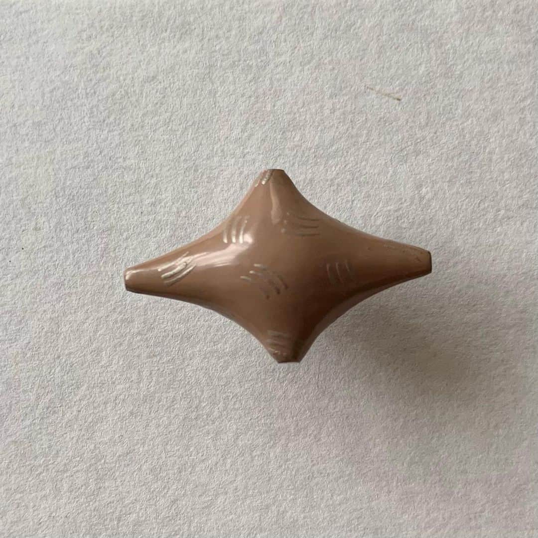 ほしおさなえさんのインスタグラム写真 - (ほしおさなえInstagram)「幻草類特装版のピンブローチ６種類。山岸紗綾さんによる漆工芸品です。アンジェ東京店（丸の内KITTE）にて今日まで！山岸さんのほかの作品、ほしおの活版カードなどもあります。」9月26日 10時04分 - hoshiosanae