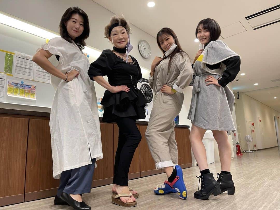 末成由美のインスタグラム：「今日は私のプレゼントのお洋服を着て、！！」