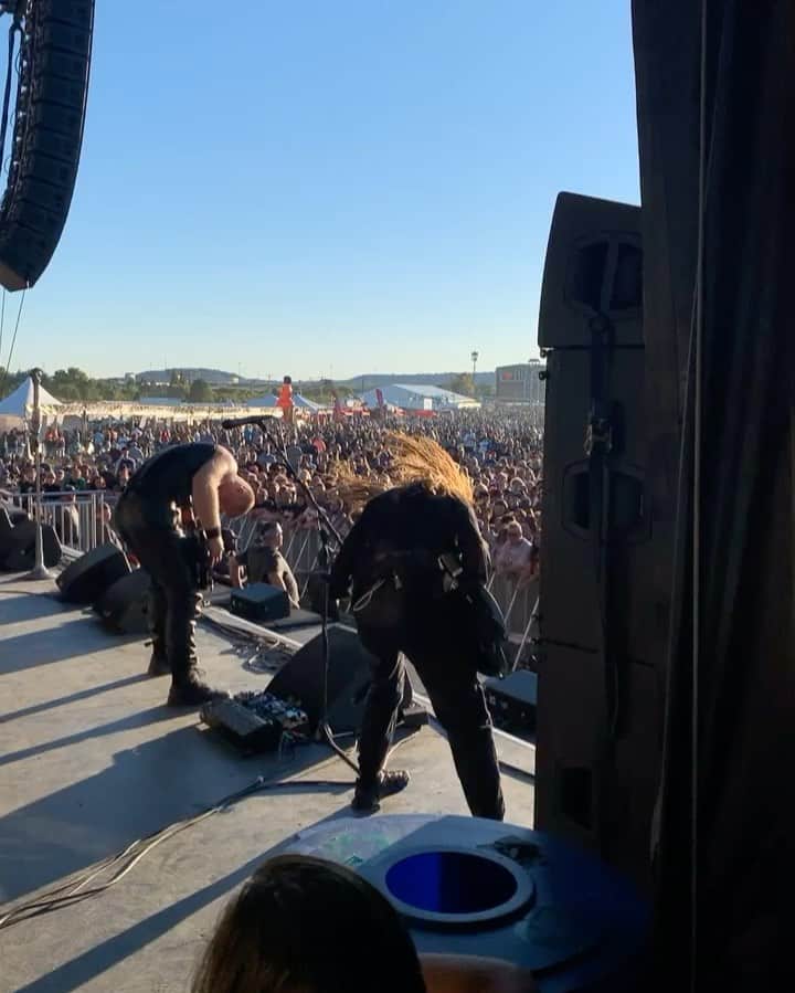 METAL HAMMERのインスタグラム：「this is now a @reebm stan account. @codeorangetoth had the craziest energy of the entire fest 🔪」
