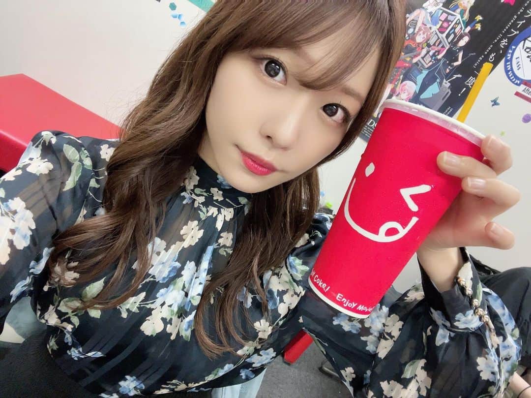 愛美のインスタグラム：「ゼロコーラよく飲むよ◎」