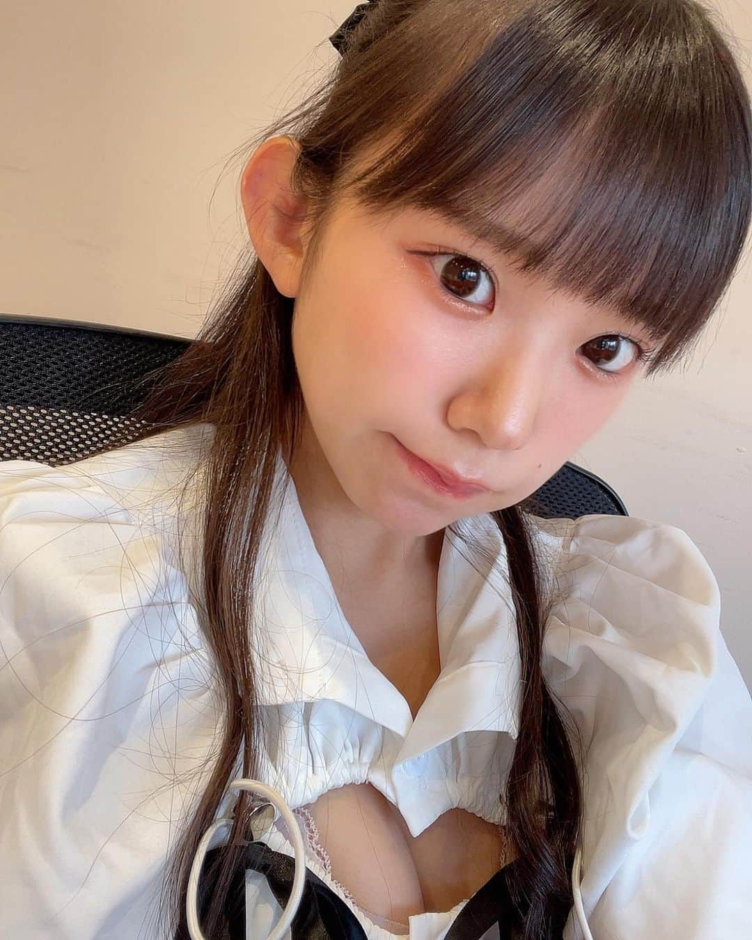 長澤茉里奈さんのインスタグラム写真 - (長澤茉里奈Instagram)「おはよう😚🍜 昨日のお渡し会でのお洋服👗 胸のところ空いてる服集めるのが趣味🤣 #今日のまりちゅう」9月26日 11時15分 - marinanagasawa1008