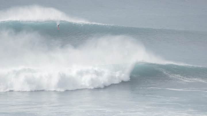 前田マヒナのインスタグラム：「Home for a couple days and enjoying the first swell on north 🥰🥰 looking forward to more sessions like these and this was my smallest wave of the whole session.  By the way this is from last year .   video @andremarcozo」