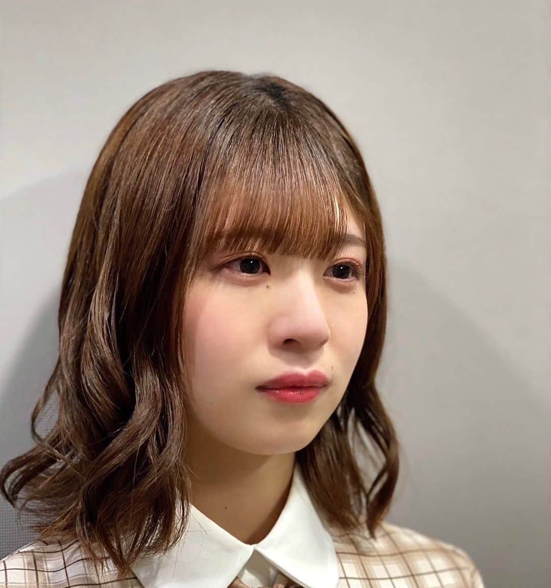 のインスタグラム：「日向坂46 松田好花  #勉強のために部活あきらめなきゃいけないのかなぁと悩む進研ゼミのマンガのワンシーン #出禁にした客がグラサンして裏声で喋りながら店内に入ろうとしてるのを見つめるメイド #学校でテレビ見る授業の時に一瞬だけ笑っていいとも映ったなぁの顔 #痛いのがわかってるのに舌で何度も口内炎の存在を確認する人 #本当は黒蜜希望だったのにきな粉をまぶされたわらび餅  またいつでも「ラヴィット！」遊びにきてね  #このちゃん」