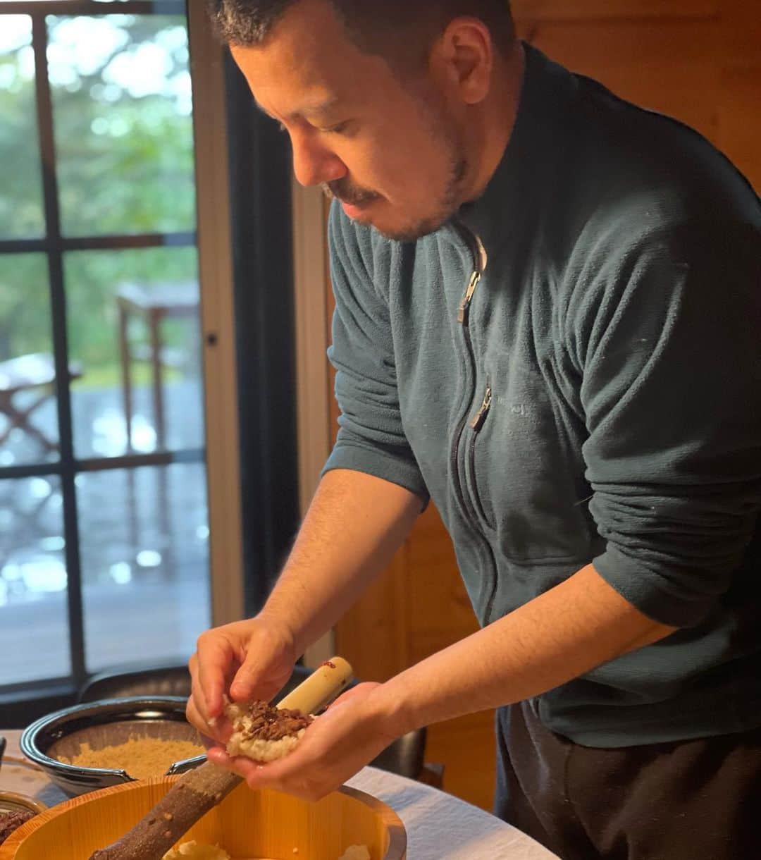 三浦瑠麗さんのインスタグラム写真 - (三浦瑠麗Instagram)「恒例のおはぎづくり。 昨晩からことこと小豆を煮て、ぜんざいとおはぎのあんに。 ぜんざいには玄米餅を小さく切って。 おはぎは家族みんなでにぎりました。」9月26日 11時58分 - lullymiura
