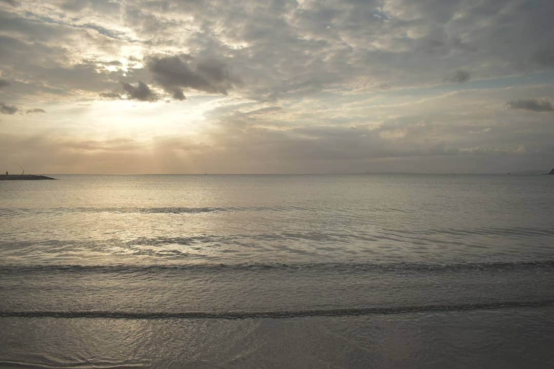 丸本凛さんのインスタグラム写真 - (丸本凛Instagram)「昨日は1日、ある作品の撮影に参加させていただきました。 またお知らせします！ 写真は合間に撮ったものです📸  #photooftheday #instagood #instamood #beach #sea #sky #clouds #海 #空 #夏の終わり #ロケ #撮影 #一眼レフ #一眼レフのある生活」9月26日 12時08分 - rinmarumoto