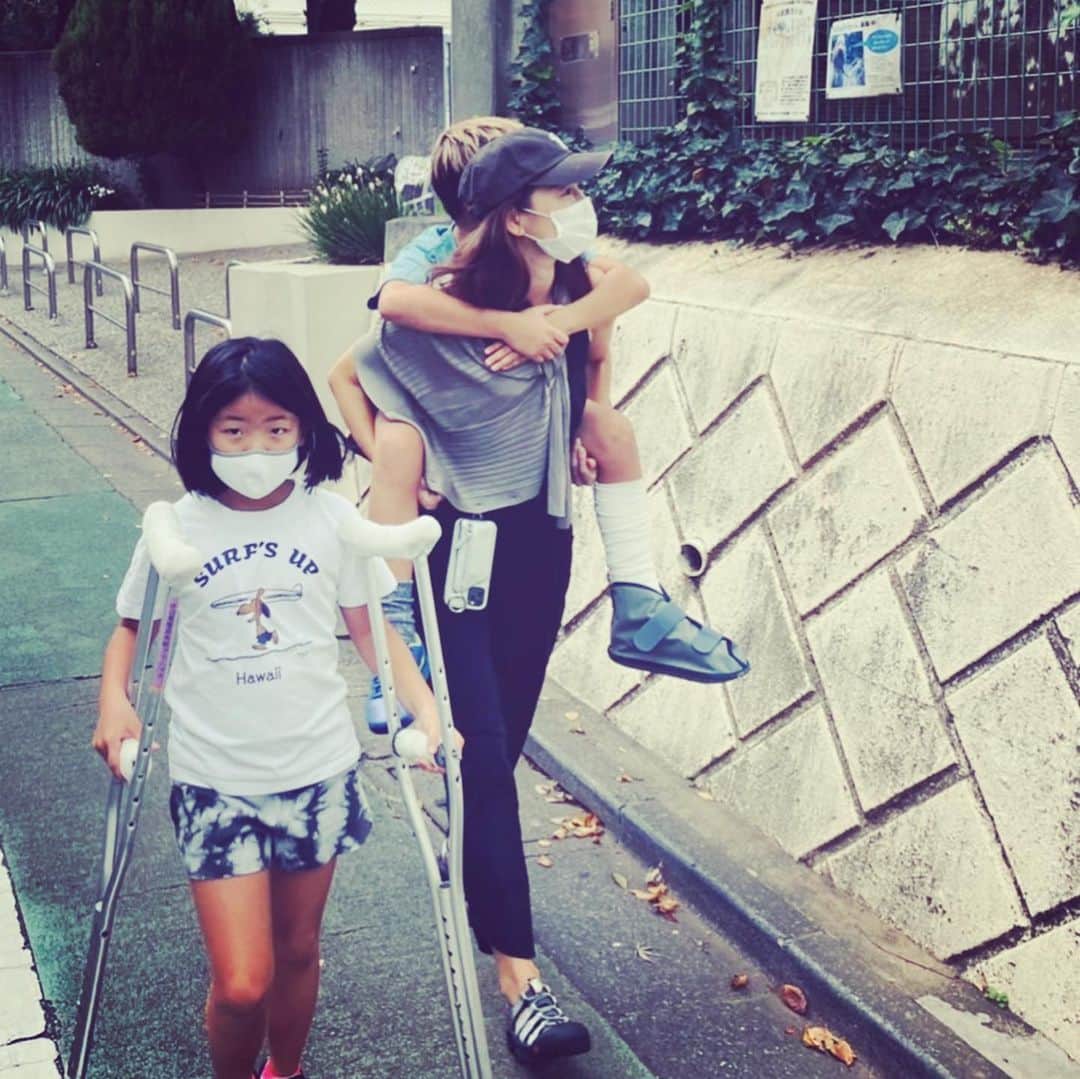 田波涼子さんのインスタグラム写真 - (田波涼子Instagram)「松葉杖での坂道や階段の練習がてらお散歩へ 🚶‍♀️🚶‍♂️🚶‍♀️🚶‍♂️  遠くまで行きすぎて帰りクタクタの息子をおんぶ笑 おんぶするのも最後…というか限界…かなぁ。 いつかは逆になるのか🤭💦」9月26日 13時06分 - ryokotanami.idea