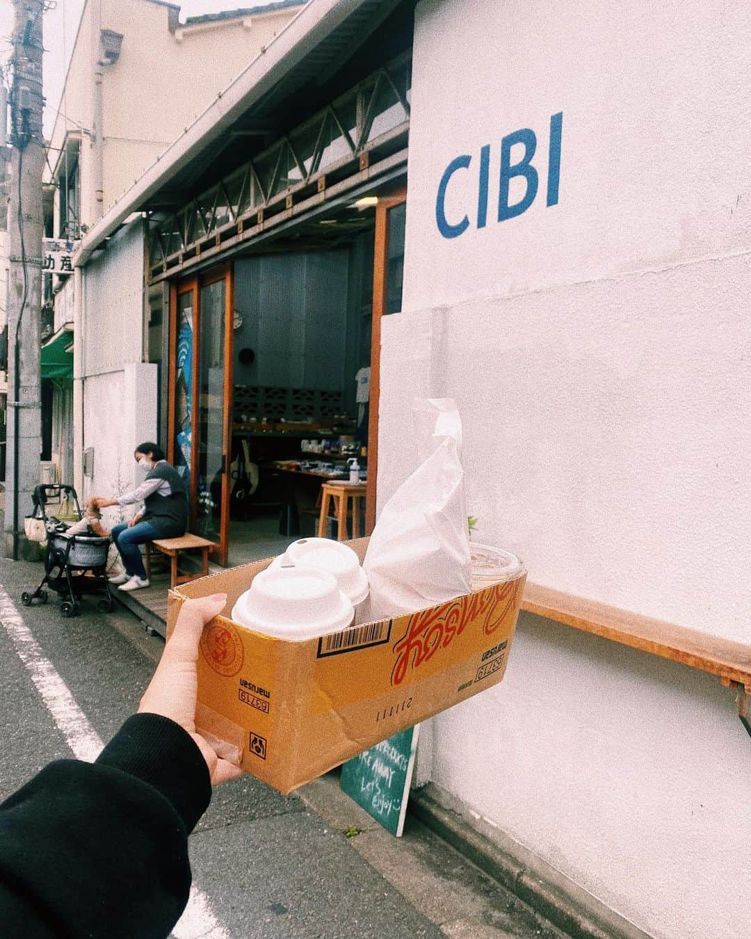 Ami さんのインスタグラム写真 - (Ami Instagram)「袋を断ってそのまま持って帰ろうとしたら 「もし良ければ」って、段ボールに入れてくれた📦ステキ‼︎そしてオシャレ‼︎」9月26日 13時14分 - ami_dream05